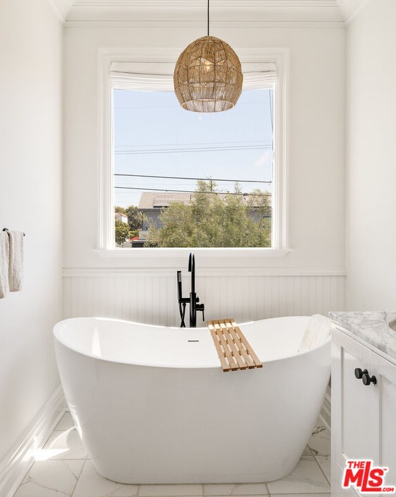 8308 Altavan Ave, Los Angeles CA  90045-2524 exterior