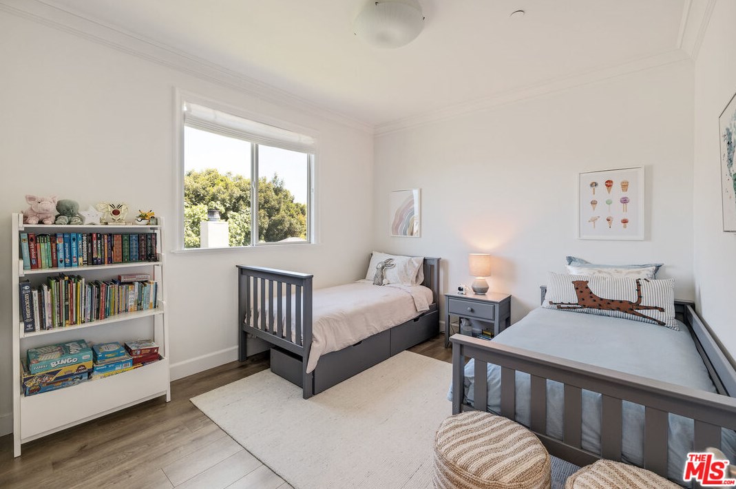 8308 Altavan Ave, Los Angeles CA  90045-2524 exterior