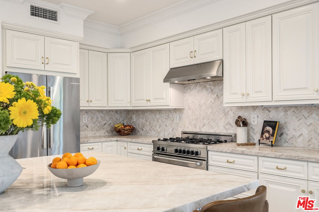 8308 Altavan Ave, Los Angeles CA  90045-2524 exterior