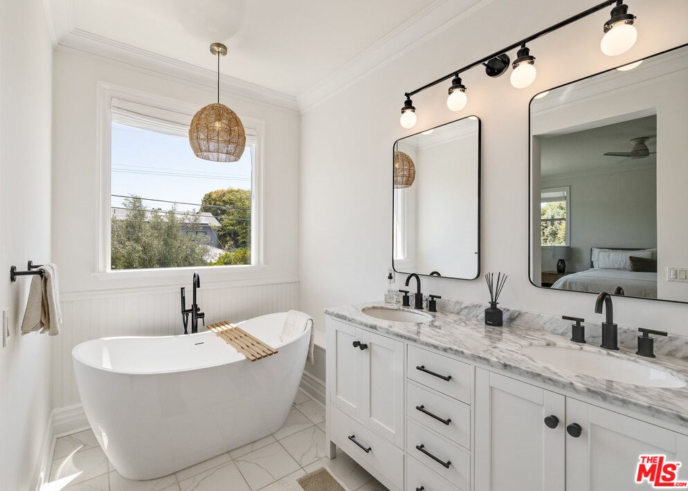 8308 Altavan Ave, Los Angeles CA  90045-2524 exterior