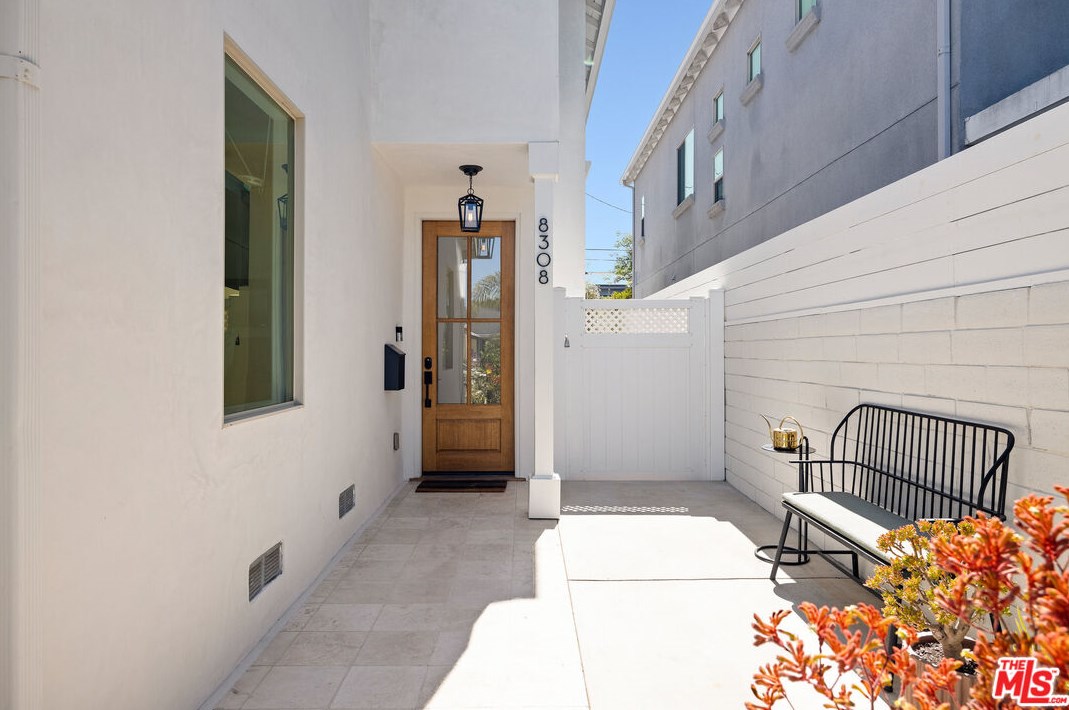 8308 Altavan Ave, Los Angeles CA  90045-2524 exterior