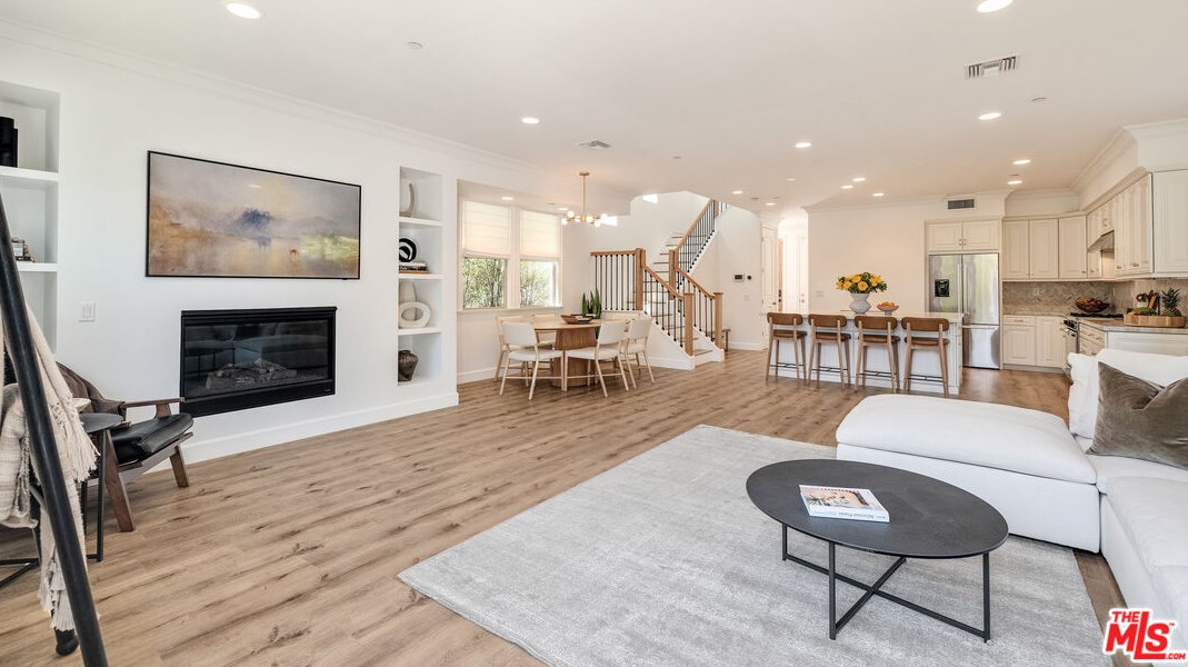 8308 Altavan Ave, Los Angeles CA  90045-2524 exterior