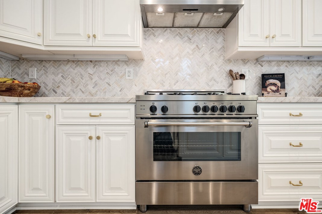 8308 Altavan Ave, Los Angeles CA  90045-2524 exterior