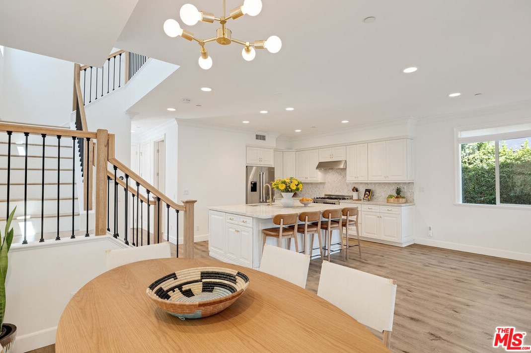 8308 Altavan Ave, Los Angeles CA  90045-2524 exterior