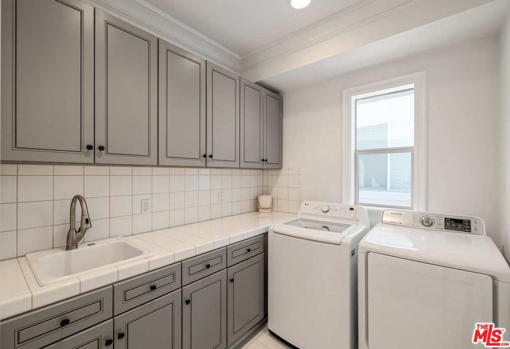 8308 Altavan Ave, Los Angeles CA  90045-2524 exterior