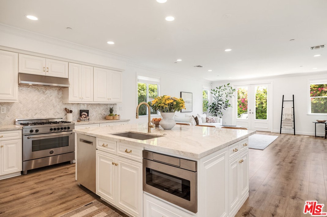 8308 Altavan Ave, Los Angeles CA  90045-2524 exterior