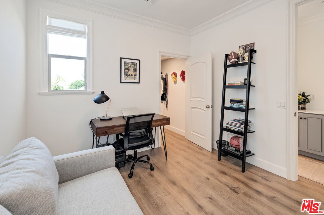 8308 Altavan Ave, Los Angeles CA  90045-2524 exterior