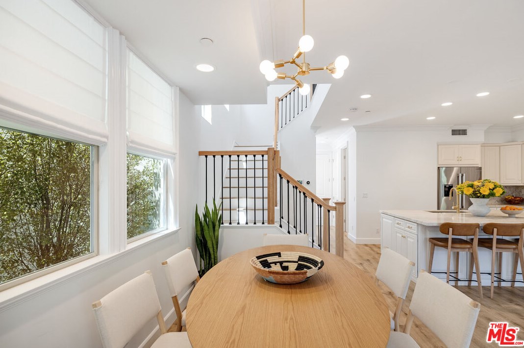 8308 Altavan Ave, Los Angeles CA  90045-2524 exterior