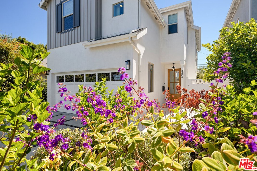 8308 Altavan Ave, Los Angeles CA  90045-2524 exterior