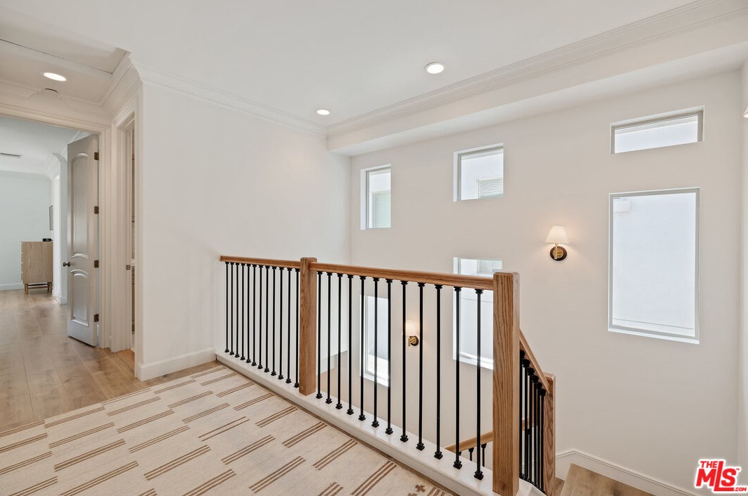 8308 Altavan Ave, Los Angeles CA  90045-2524 exterior