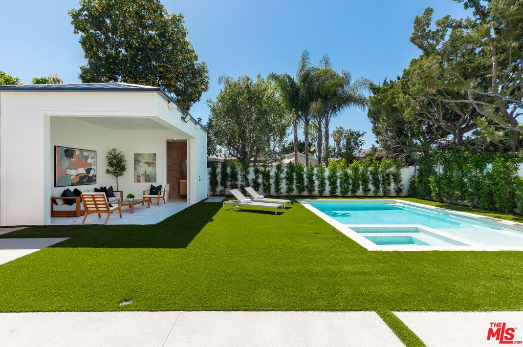 5529 Ranchito Ave, Van Nuys CA  91401-5806 exterior