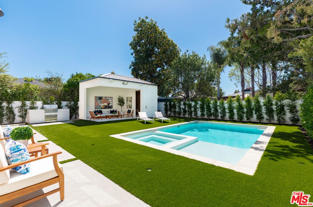 5529 Ranchito Ave, Van Nuys CA  91401-5806 exterior