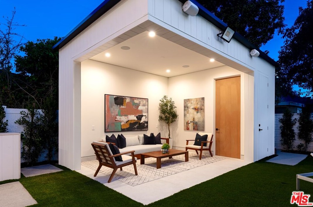 5529 Ranchito Ave, Van Nuys CA  91401-5806 exterior