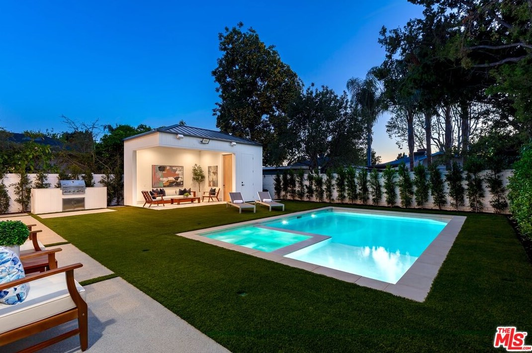 5529 Ranchito Ave, Van Nuys CA  91401-5806 exterior