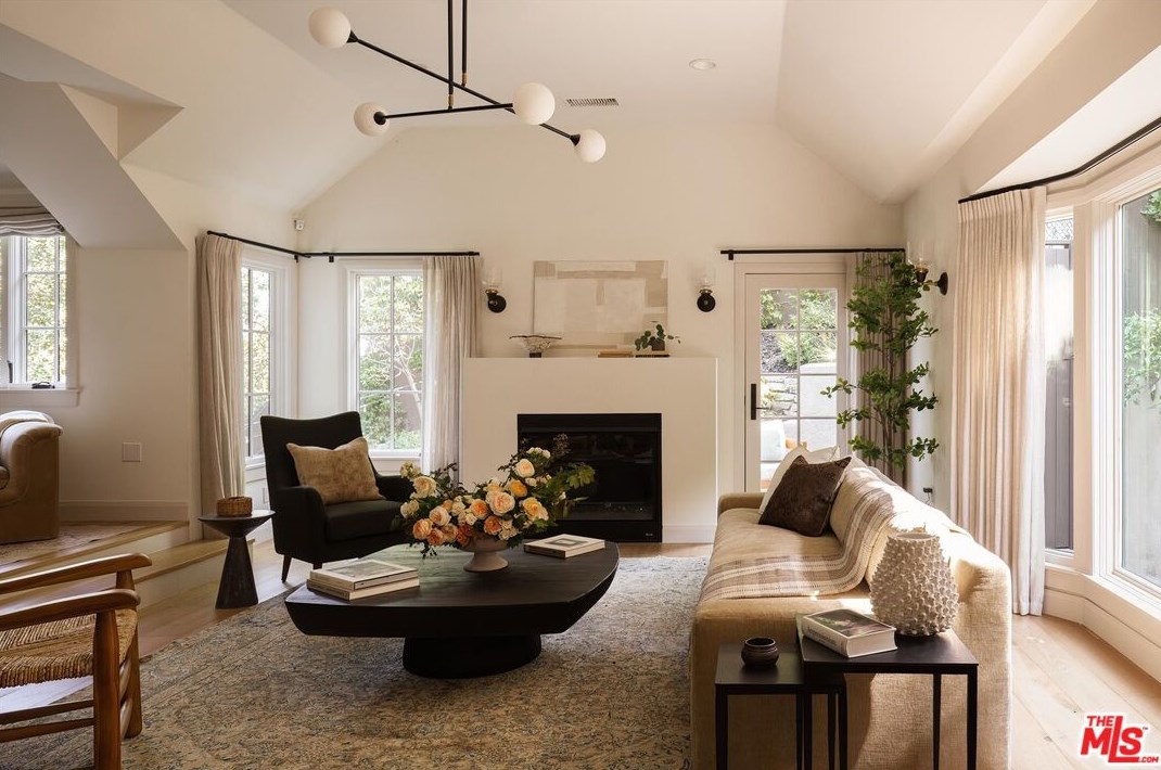4000 Woking Way, Los Angeles, CA 90027-1324