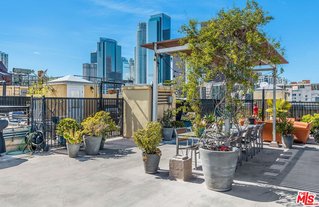 108 2nd St, Los Angeles CA  90012-1586 exterior