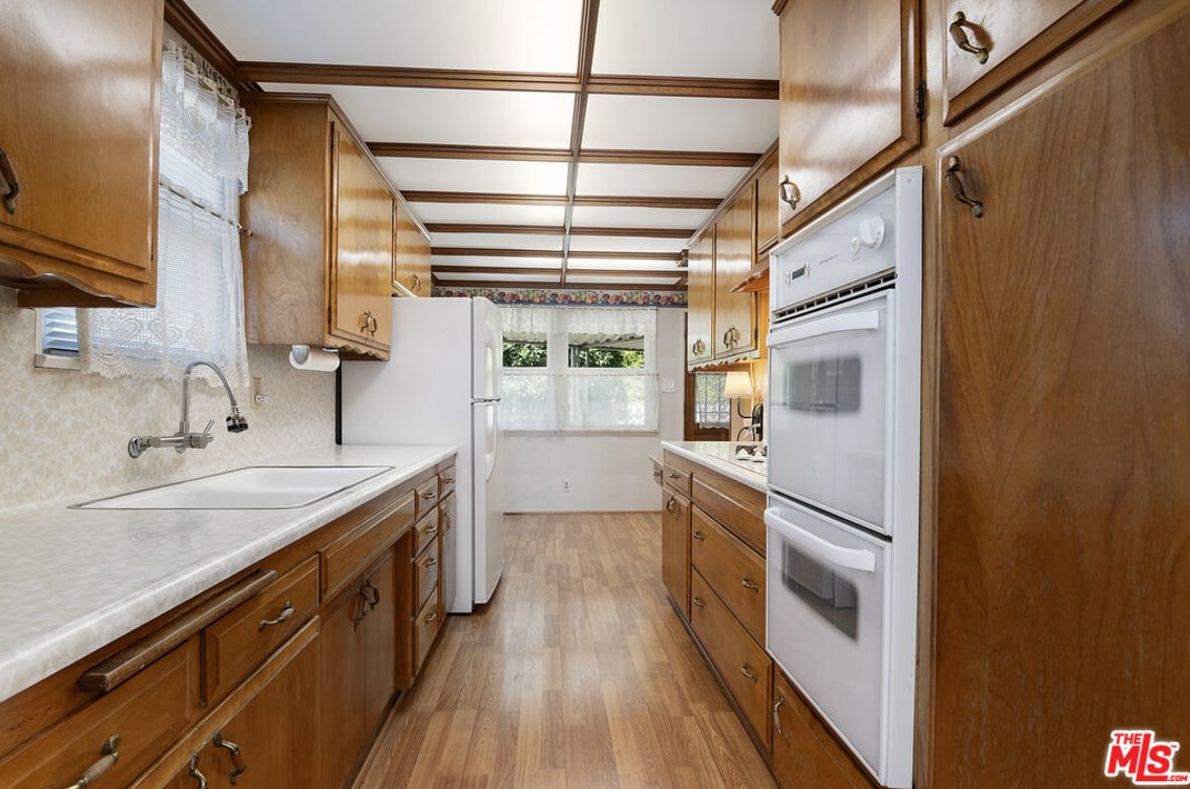 6943 Zelzah Ave, Los Angeles CA  91335-4832 exterior