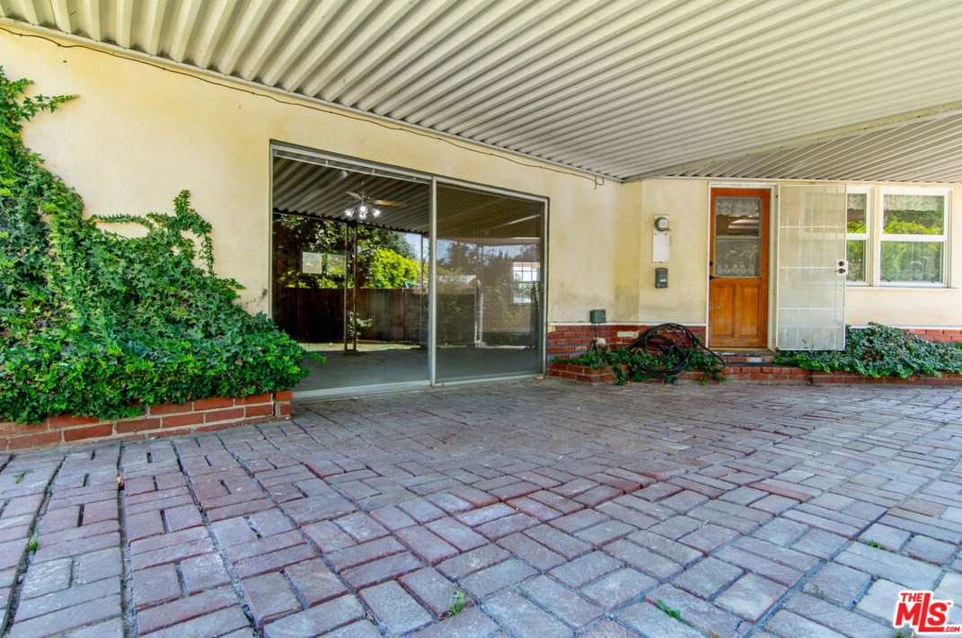 6943 Zelzah Ave, Los Angeles CA  91335-4832 exterior