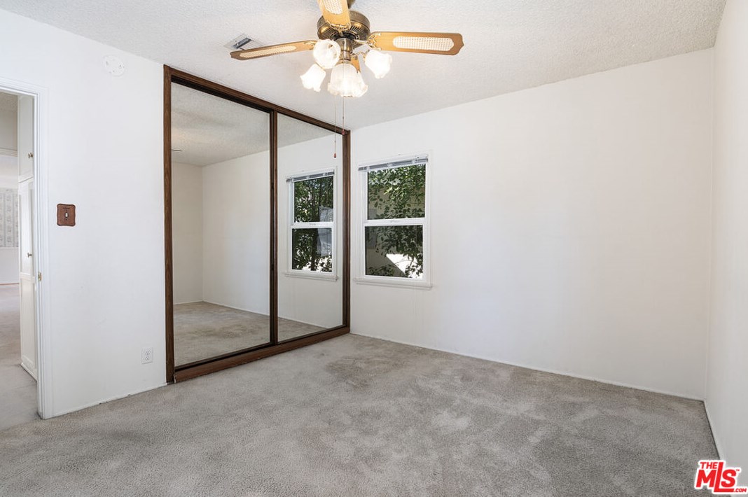6943 Zelzah Ave, Los Angeles CA  91335-4832 exterior