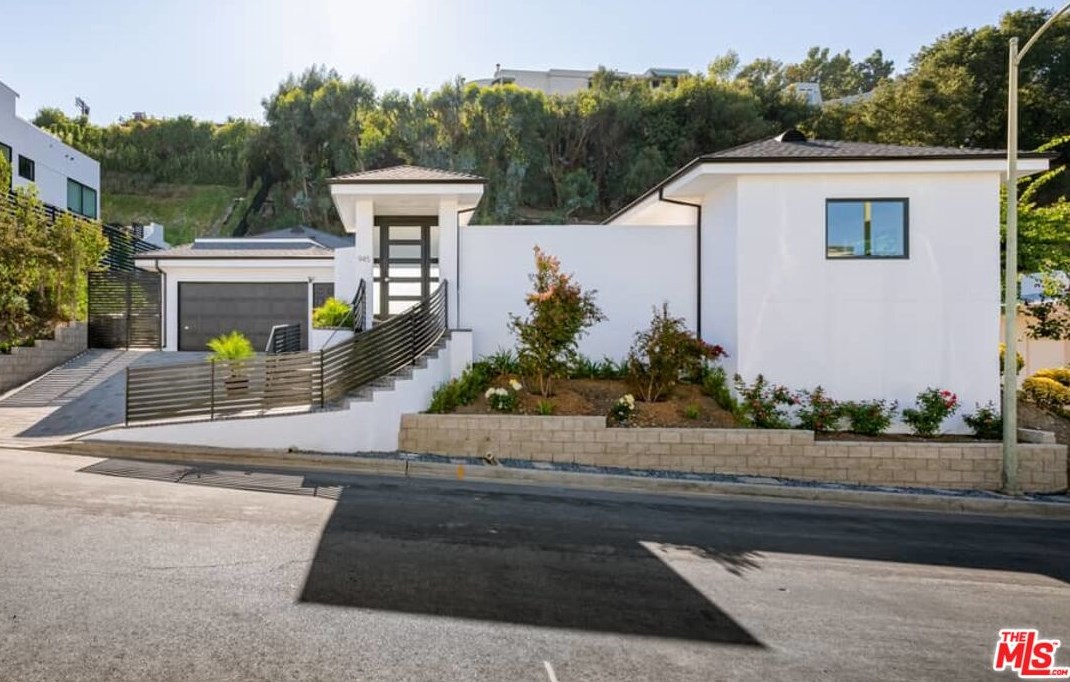945 Kenfield Ave, Los Angeles, CA 90049-1404