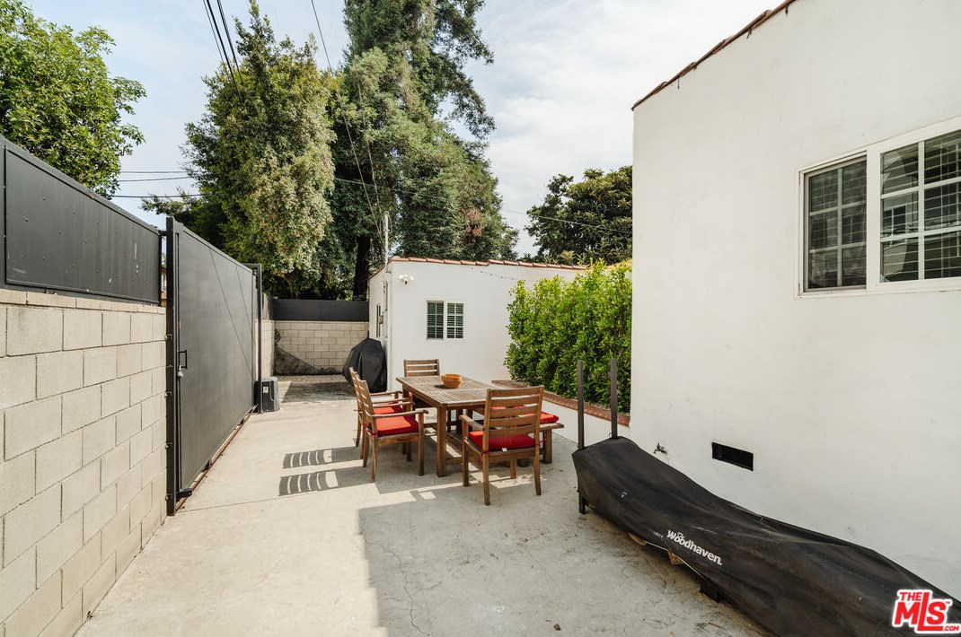 3323 Beverly Dr, Los Angeles CA  90034-2807 exterior