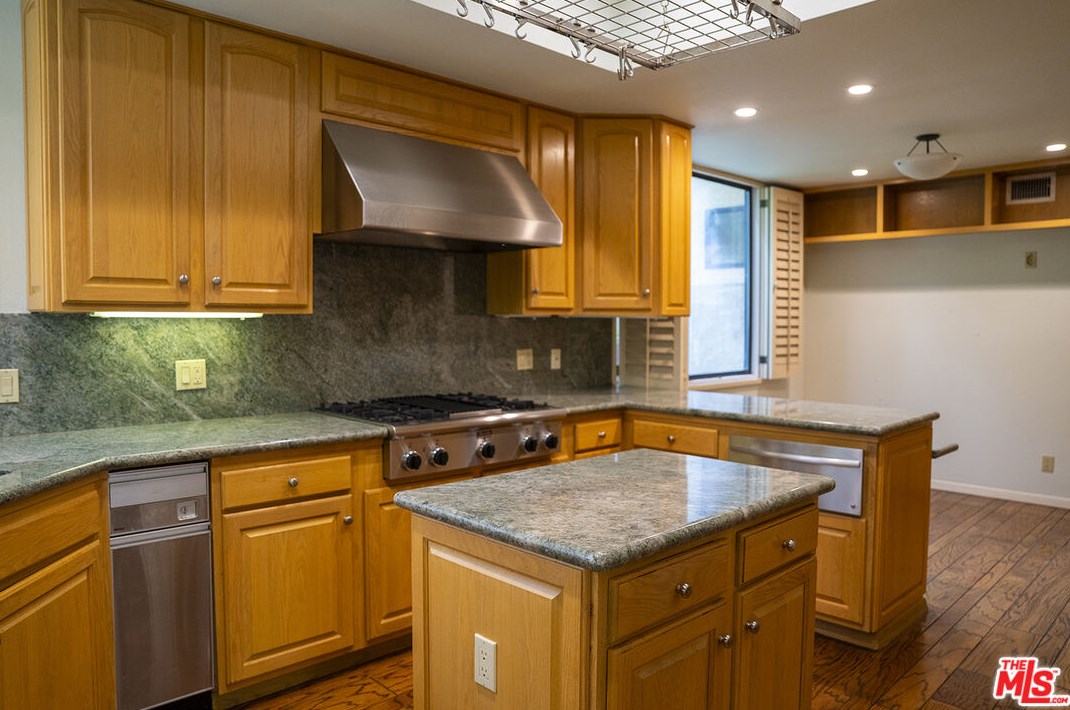 2265 Century Hl, Los Angeles CA  90067-3518 exterior