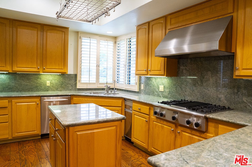 2265 Century Hl, Los Angeles CA  90067-3518 exterior