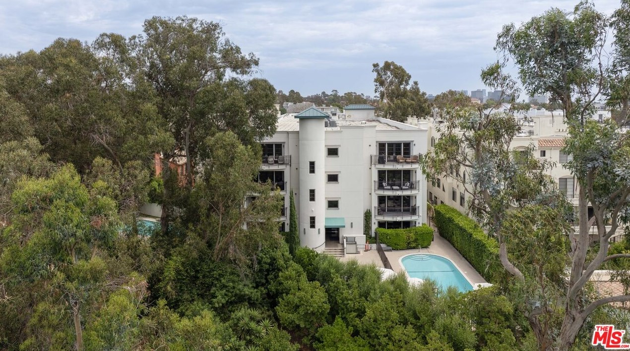 441 Barrington Ave, Los Angeles CA  90049-6410 exterior