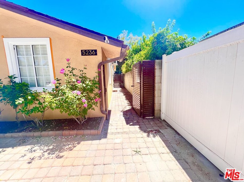 5236 Buffalo Ave, Van Nuys, CA 91401