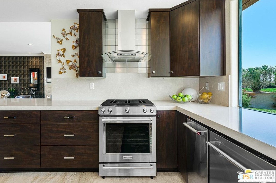 13 La Costa Dr, Rancho Mirage CA  92270-1614 exterior