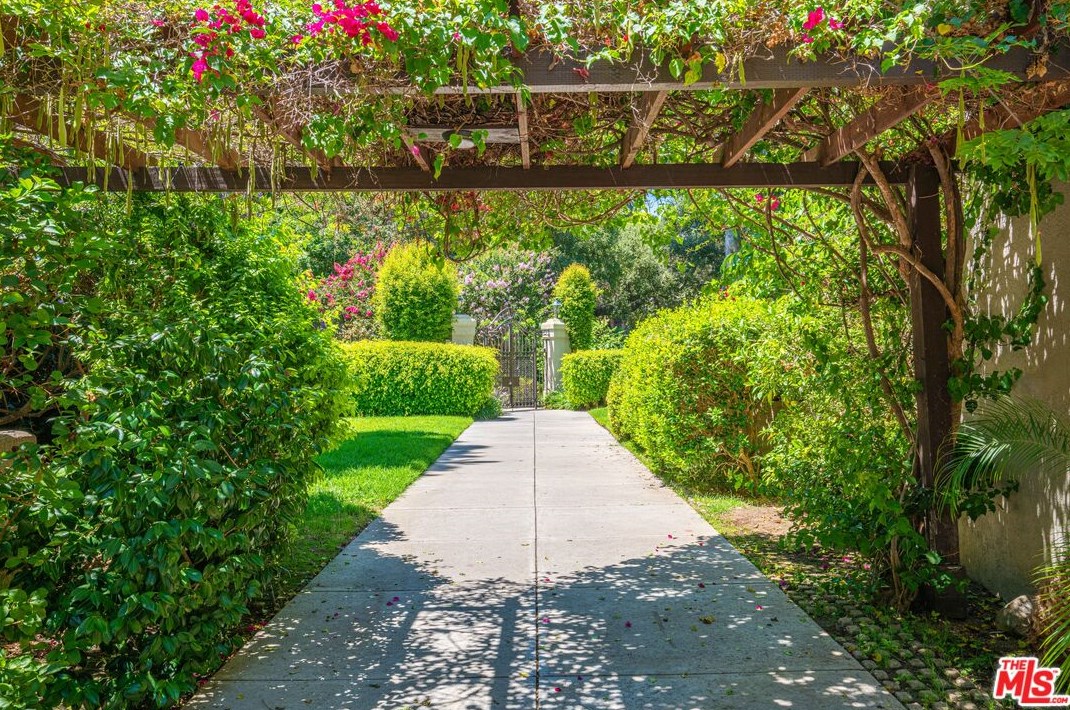 950 Kings Rd, Los Angeles CA  90069-4322 exterior