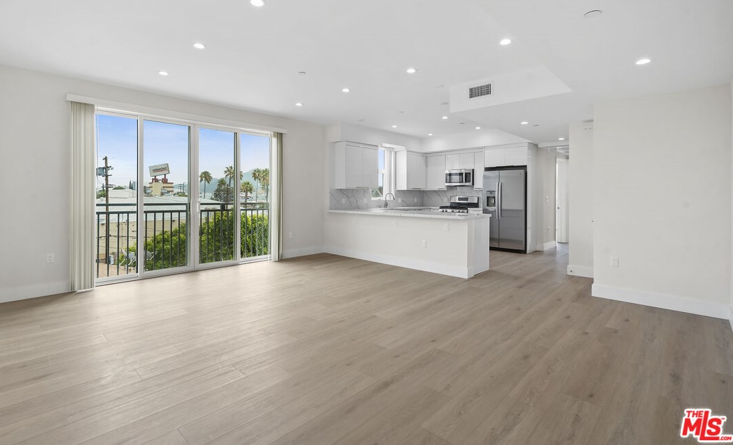 11042 La Maida St #302, North Hollywood, CA 91601