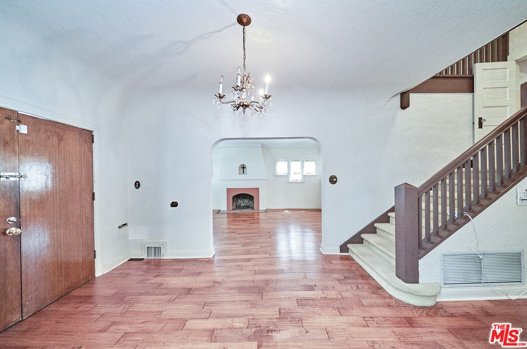 715 Norton Ave, Los Angeles, CA 90005-3652