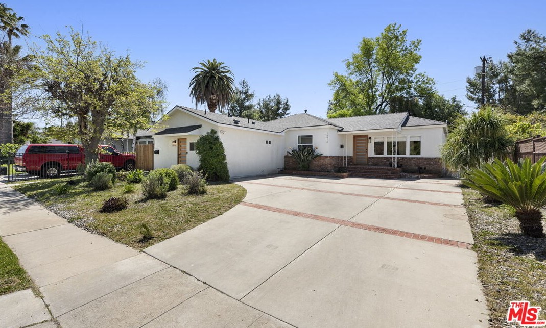 19016 Bessemer St, Los Angeles, CA 91335