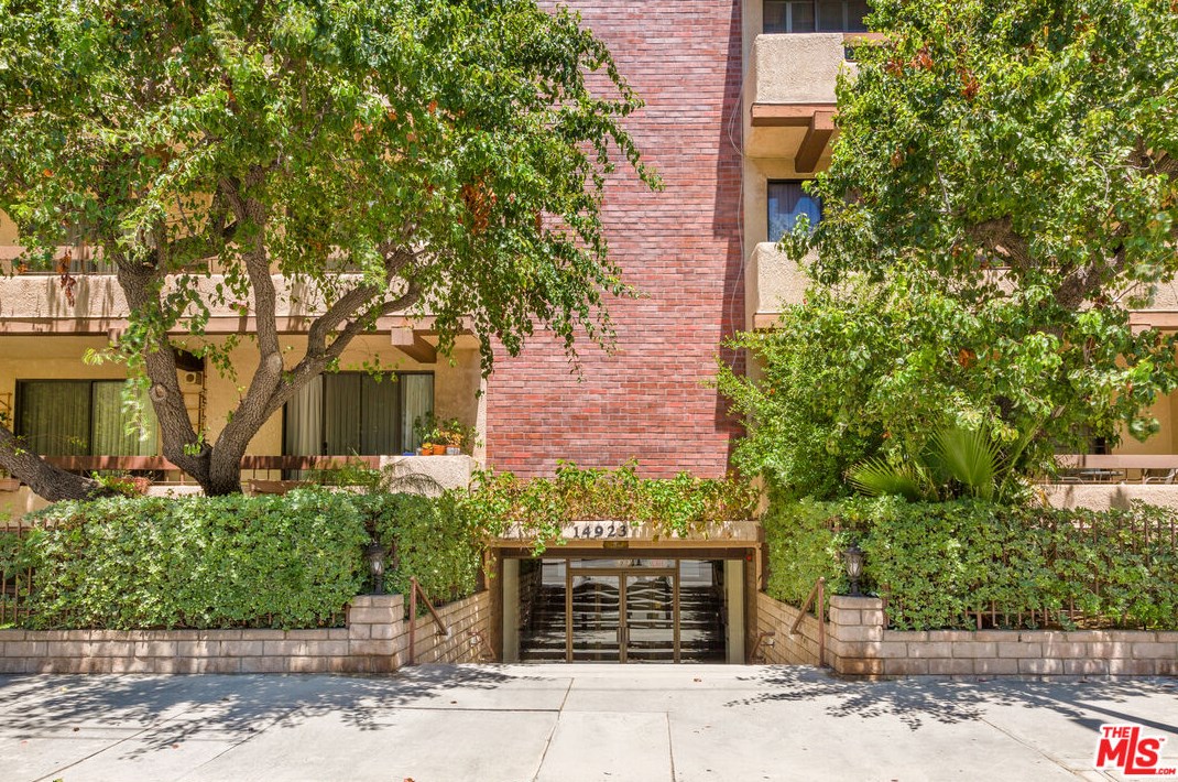 14923 Moorpark St, Van Nuys, CA 91403-2547