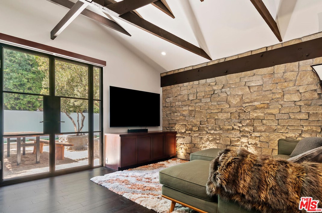 5050 Los Feliz Blvd, Los Angeles CA  90027-1741 exterior