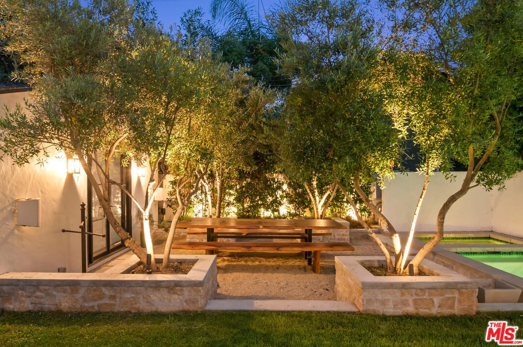 5050 Los Feliz Blvd, Los Angeles CA  90027-1741 exterior