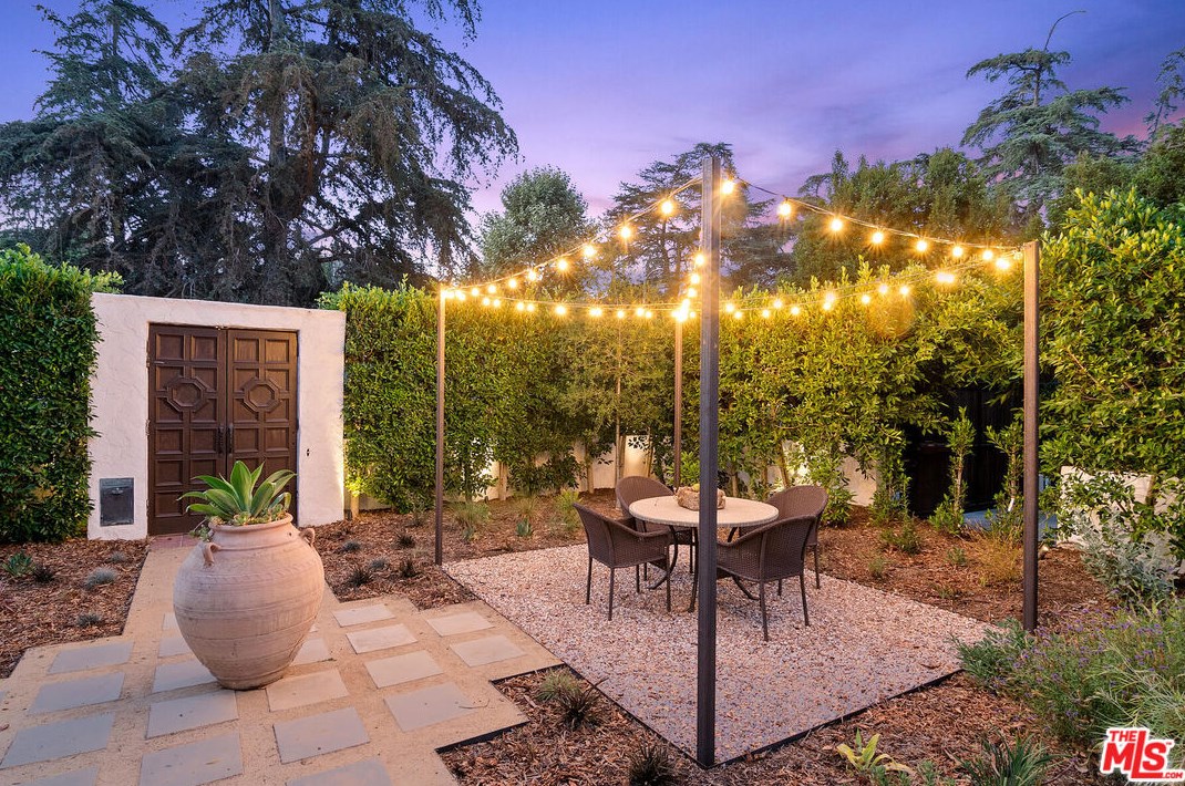 5050 Los Feliz Blvd, Los Angeles CA  90027-1741 exterior