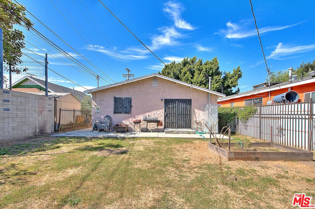 438 84th Pl, Los Angeles CA  90003-3106 exterior