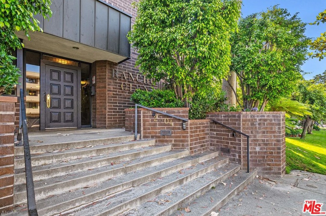 2304 Beverly Glen Blvd, Los Angeles, CA 90064-2461