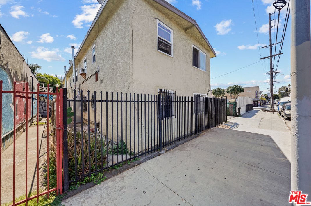 7418 Main St, Los Angeles, CA 90003-2141
