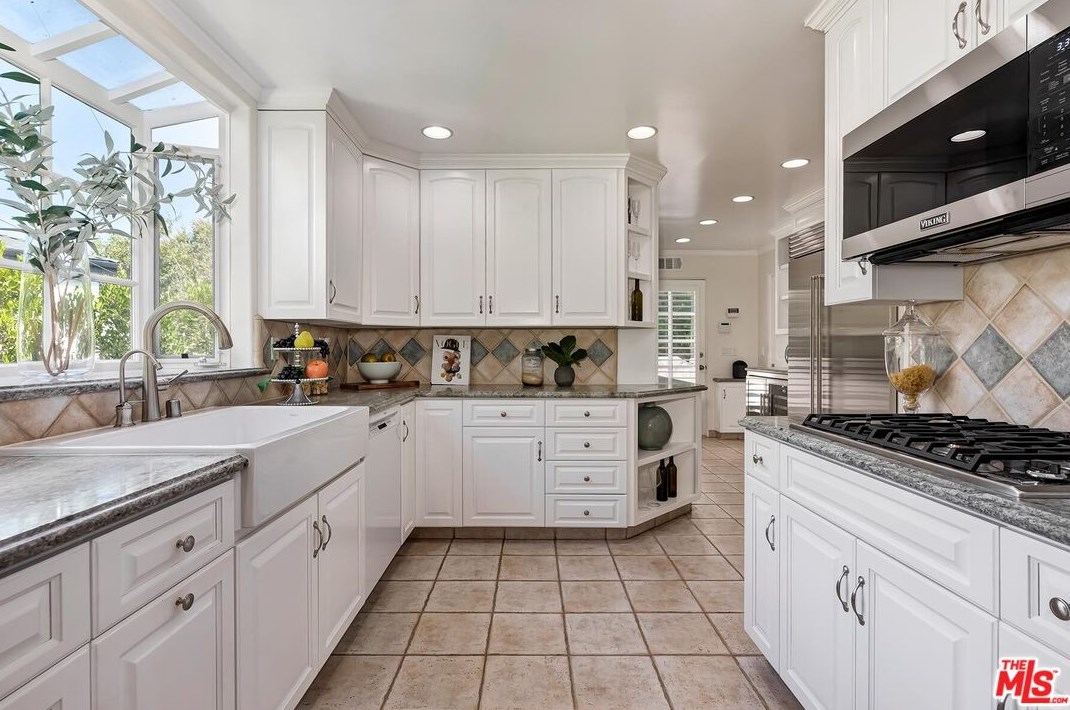 1410 Woodruff Ave, Los Angeles CA  90024-5106 exterior