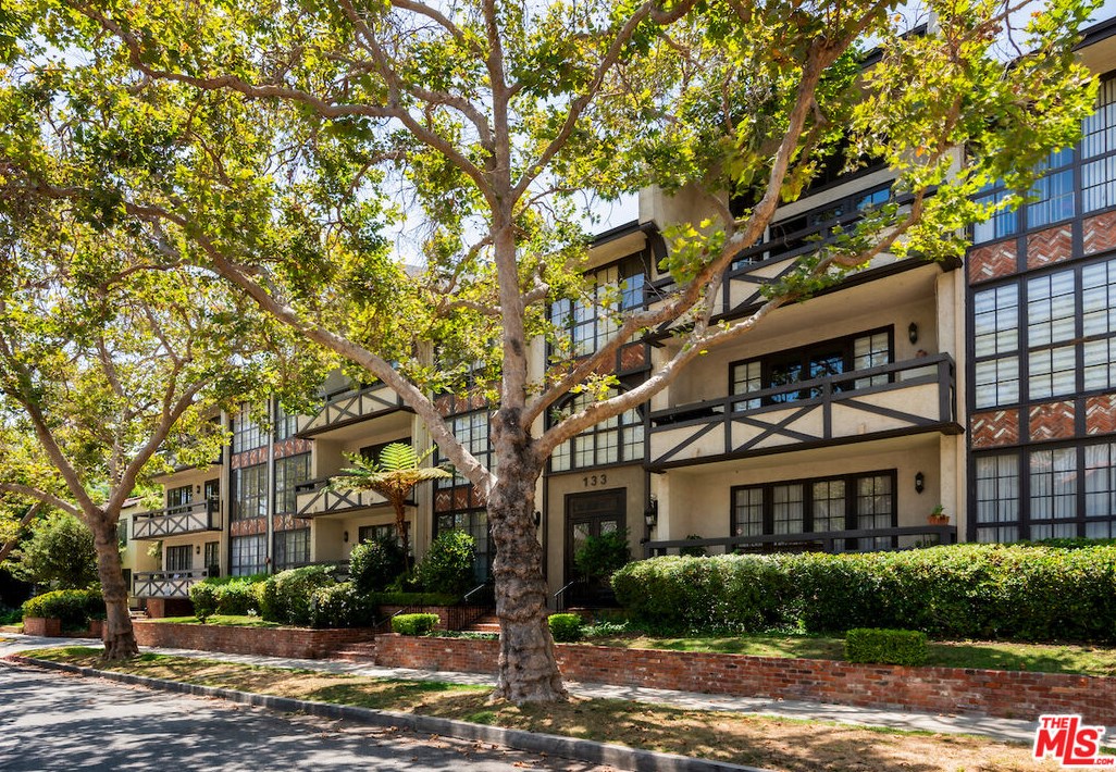 133 Oakhurst Dr, Beverly Hills, CA 90210-5504