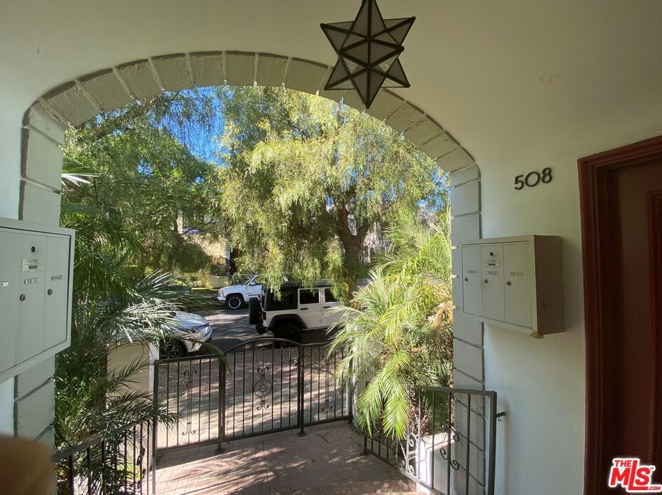 506 Spaulding Ave, Los Angeles CA  90036-1842 exterior