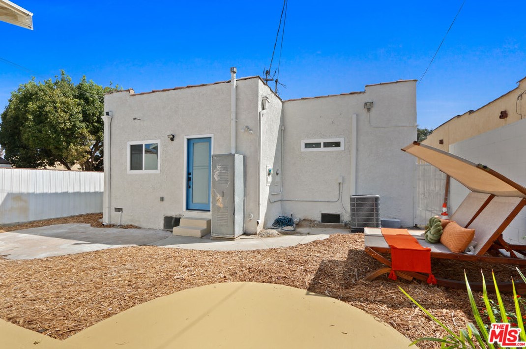 7011 Haas Ave, Los Angeles CA  90047-1642 exterior