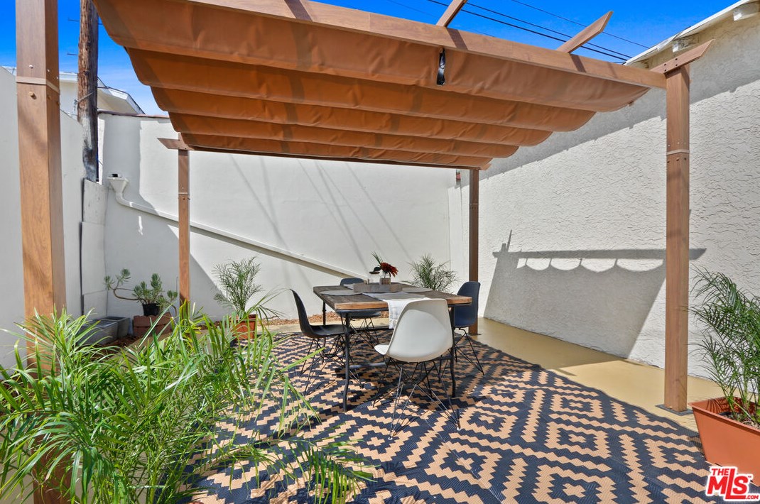 7011 Haas Ave, Los Angeles CA  90047-1642 exterior