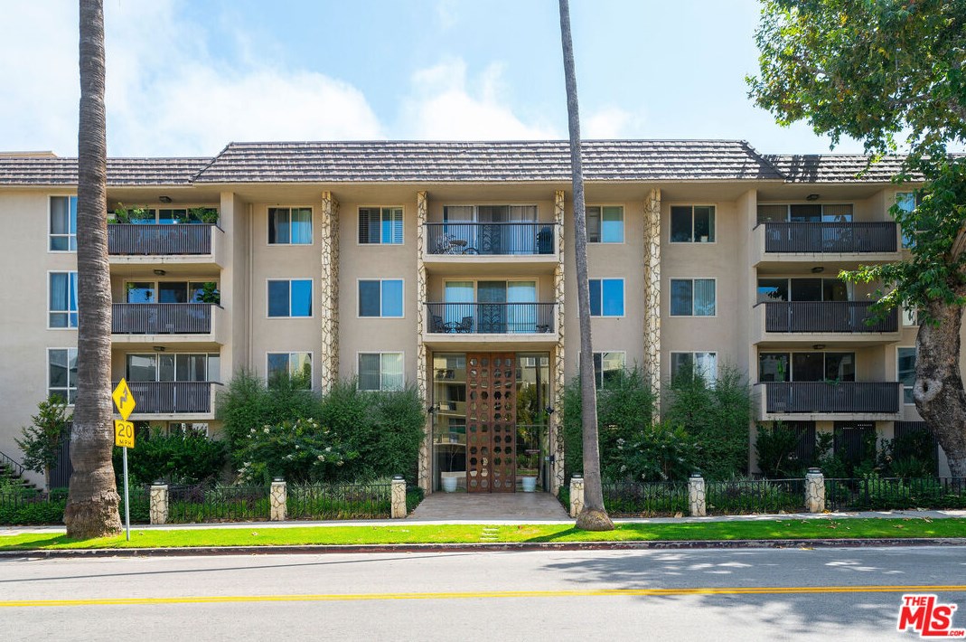 809 Bundy Dr, Los Angeles CA  90049-5247 exterior
