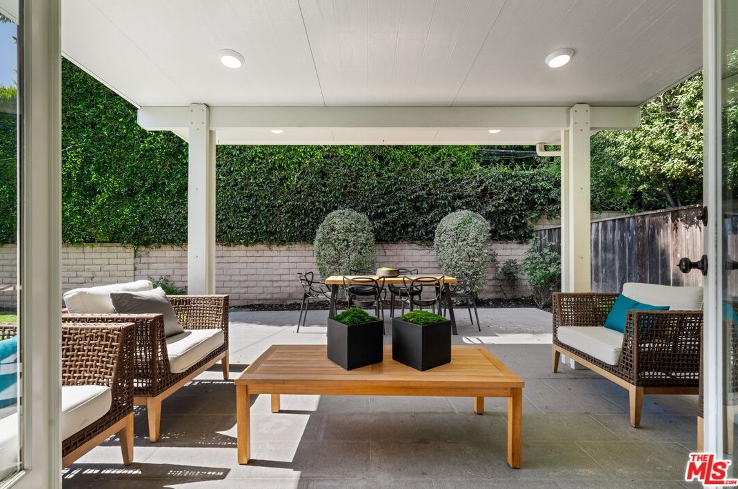 11401 Rose Ave, Los Angeles CA  90066-1228 exterior