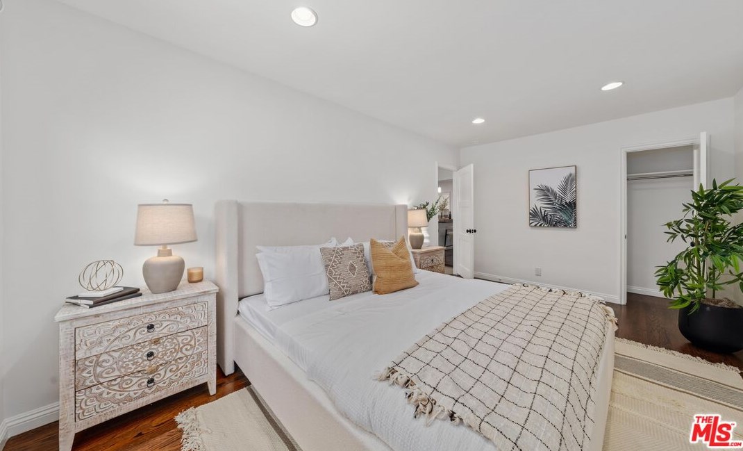 11401 Rose Ave, Los Angeles CA  90066-1228 exterior