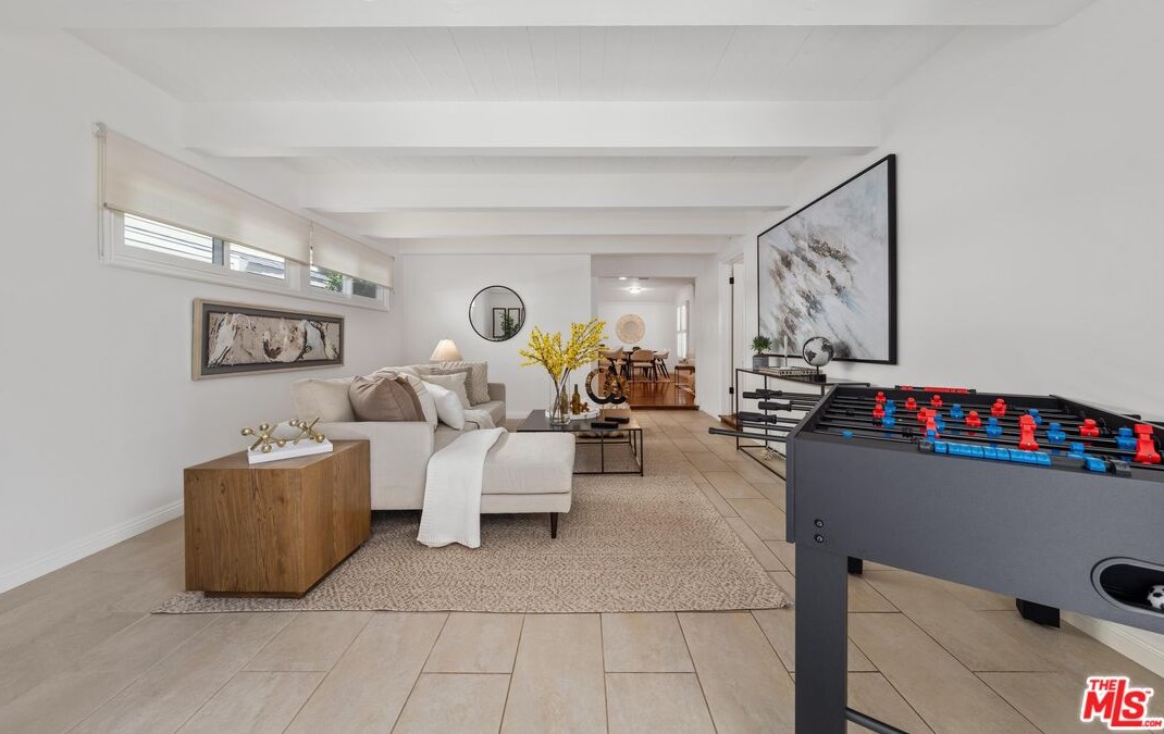 11401 Rose Ave, Los Angeles CA  90066-1228 exterior